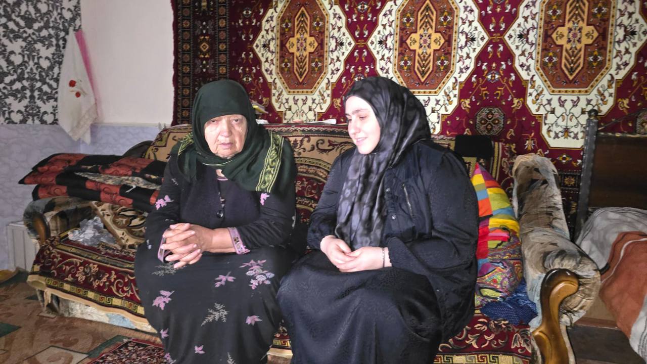 Оказывает социально-бытовые  услуги своим подопечным.