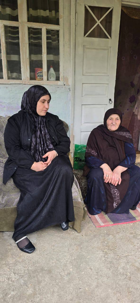 Оказывает социально-бытовые  услуги своим подопечным.