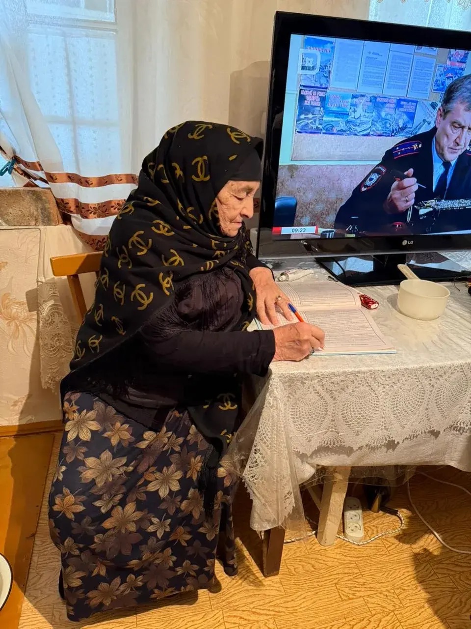 Оказывают социально-бытовую помощь своим подопечным согласно утвержденному графику посещения.