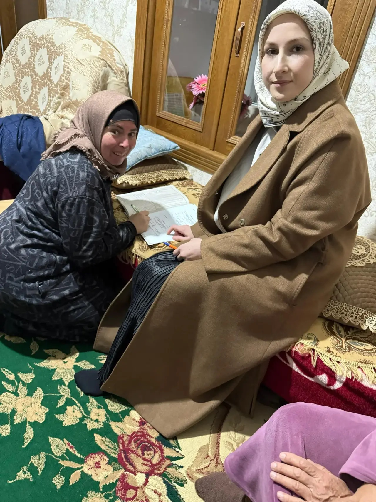 Оказывают социально-бытовую помощь своим подопечным согласно утвержденному графику посещения.